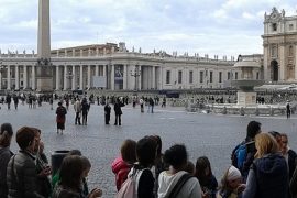 Queue-Crowd-Outside-St-Peters-Rome